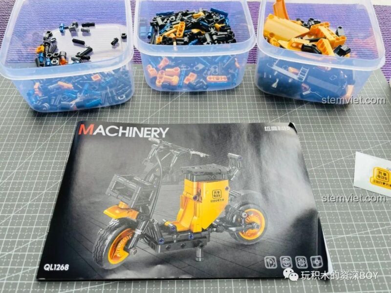 Chi tiết bàn đạp của đồ chơi xây dựng xe đạp điện mini Zhegao QL1267, mô phỏng chân thực xe điện ngoài đời, tăng tính trải nghiệm cho bé trai 6 tuổi.