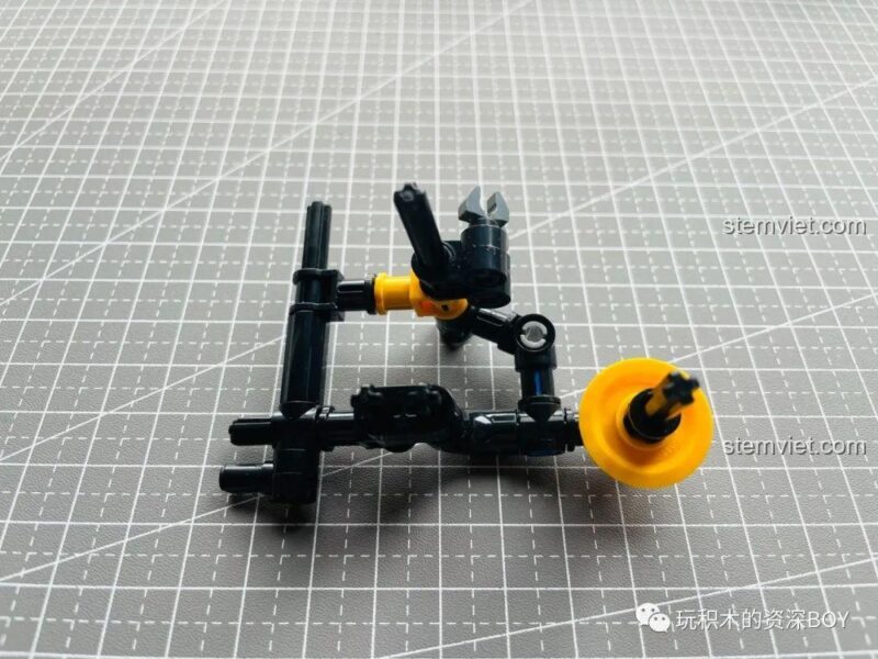 Quá trình lắp ráp khoang pin của bộ lắp ráp QL1268 (QL1267), thiết kế độc đáo hình trái tim, giúp bé trai 6 tuổi phát triển tư duy không gian.
