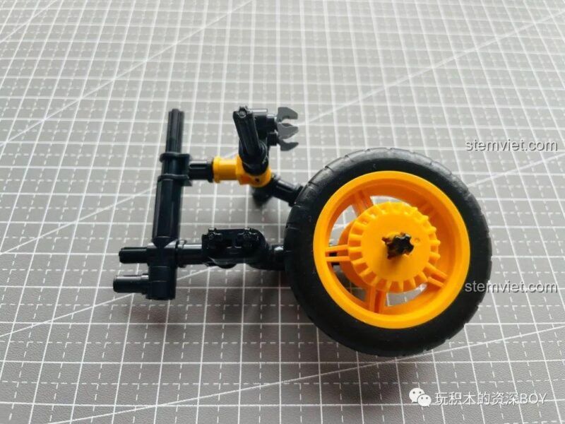 Cố định dọc trục chữ thập cho đồ chơi mô hình QL 1268 (QL1267), đảm bảo độ chắc chắn cho mô hình xe điện, rèn luyện sự tỉ mỉ cho bé trai 6 tuổi.