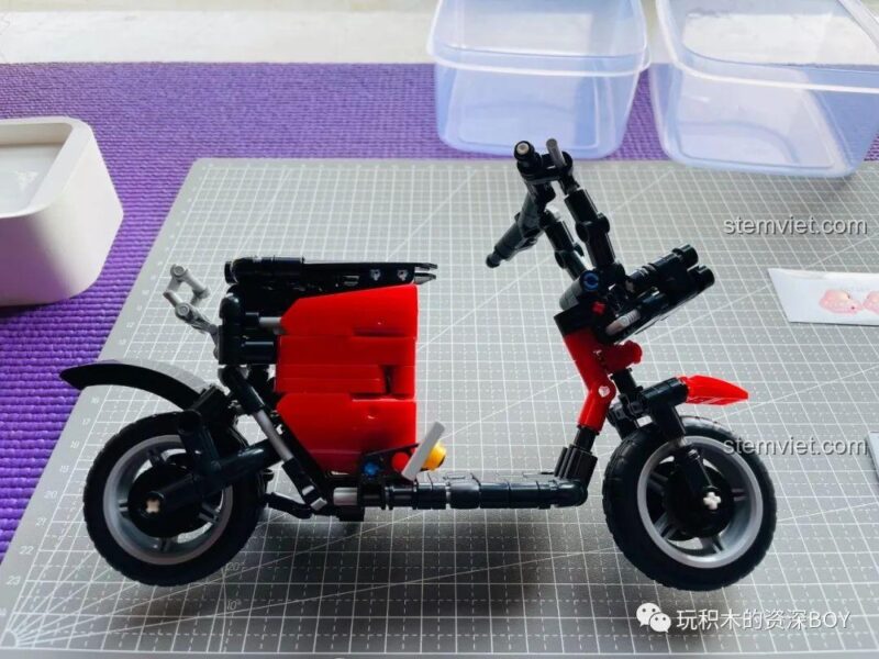 Hộp sản phẩm Zhegao QL1268 xe điện đạp trợ lực màu đỏ (QL1267), hiển thị các tính năng nổi bật như tay lái xoay, kích thích tư duy sáng tạo cho bé trai 6 tuổi.