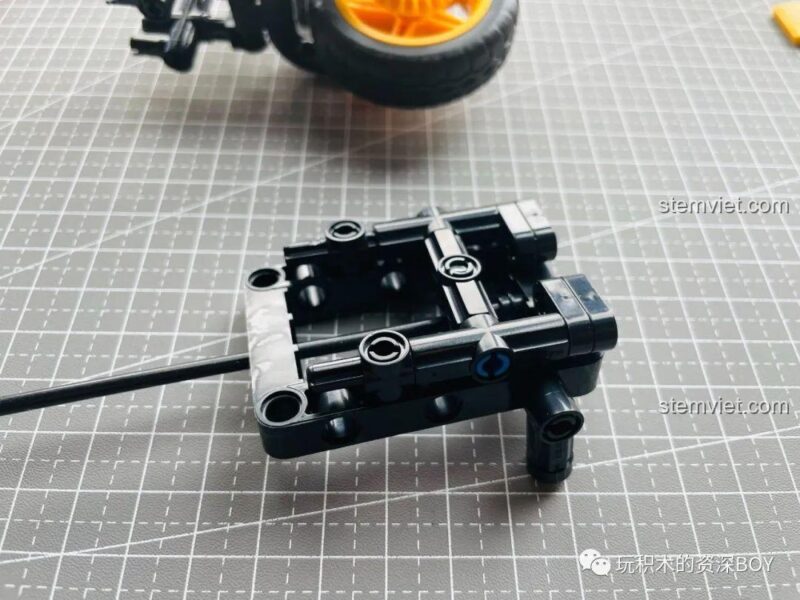 Góc nhìn khác của bộ đồ chơi xây dựng xe đạp điện mini Zhegao QL1268 và các mẫu khác, thể hiện tính năng điều khiển tay lái, phù hợp bé trai 6 tuổi.