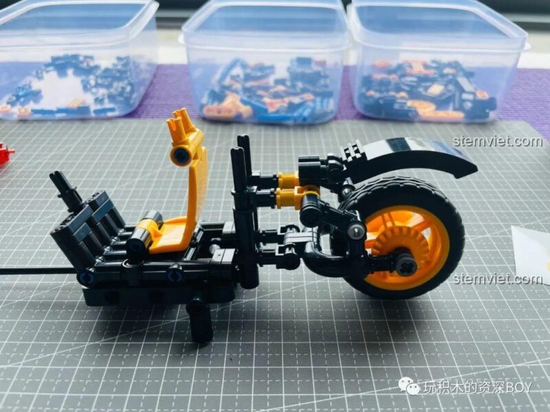 Các hộp sản phẩm bộ lắp ráp QL1268 và các mẫu xe điện khác của Zhegao, chất liệu nhựa an toàn ABS cao cấp, món quà giá trị cho bé trai 6 tuổi.