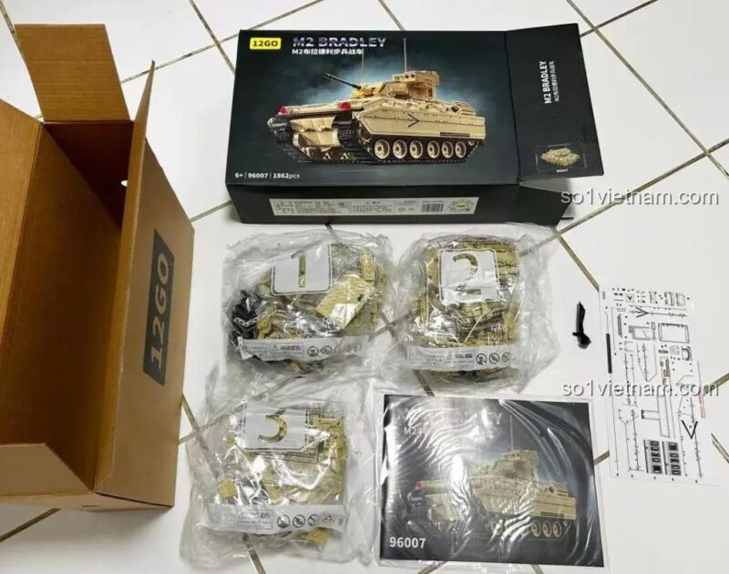 Hộp sản phẩm bộ đồ chơi 12GO 96007 Xe chiến đấu bộ binh M2 Bradley, quà tặng sinh nhật cho bé trai 6 tuổi