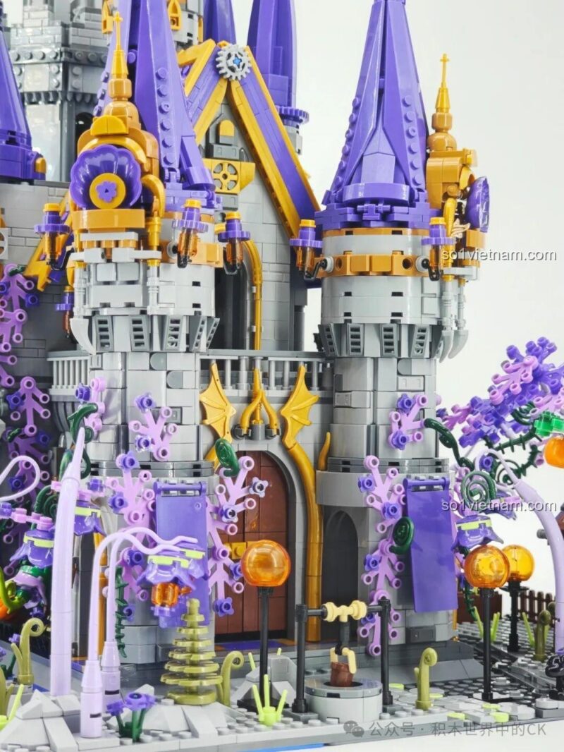 Nội thất bên trong bộ đồ chơi mô hình BAKA 33210 Lâu đài Phép thuật, với các phòng ăn, sảnh lớn, thể hiện sự sáng tạo và chi tiết, dành cho con trai 14 tuổi, chất lượng cao.