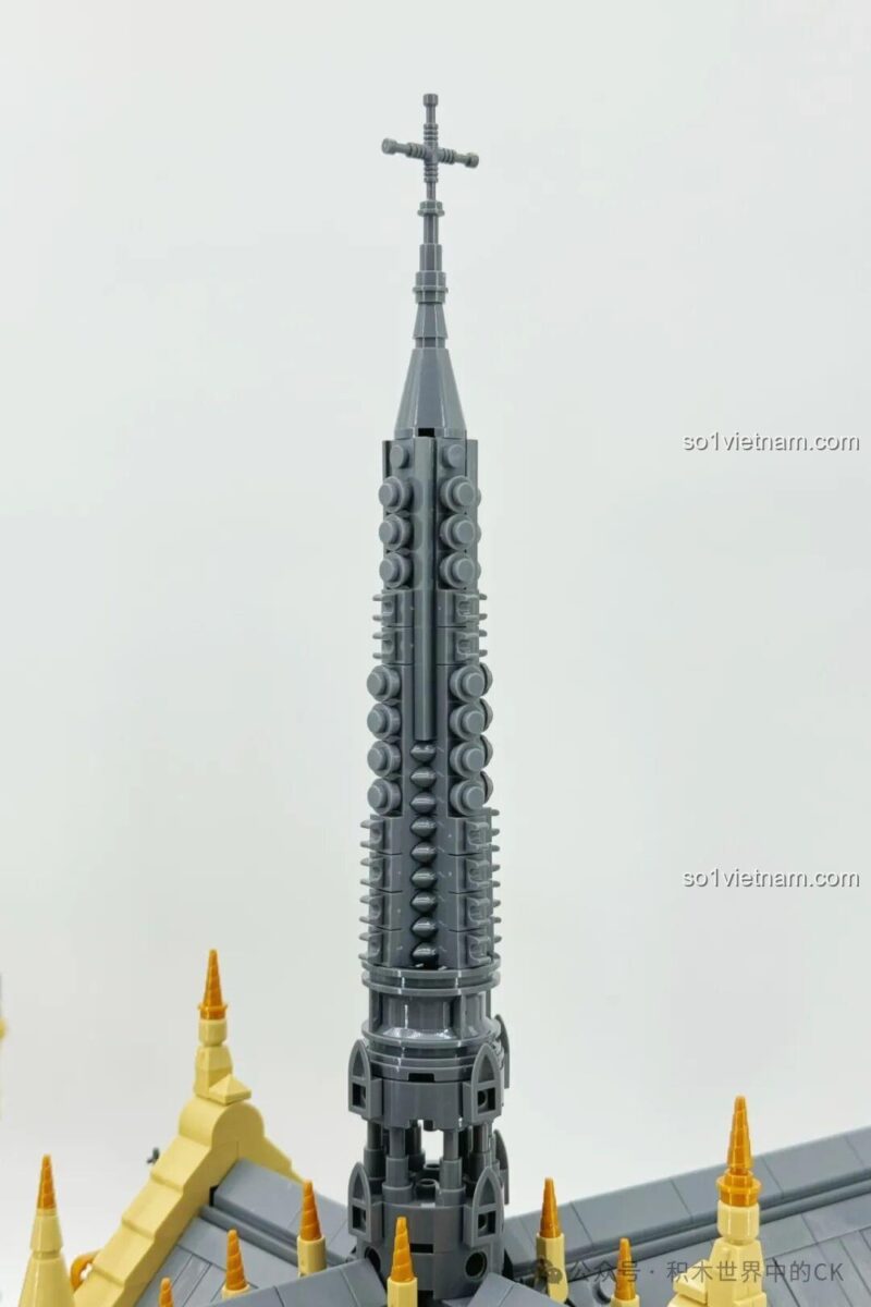 Chi tiết tinh xảo của bộ lắp ghép Nhà thờ Đức Bà Paris BAKA 33213, thể hiện kiến trúc Gothic cổ điển, chất lượng cao