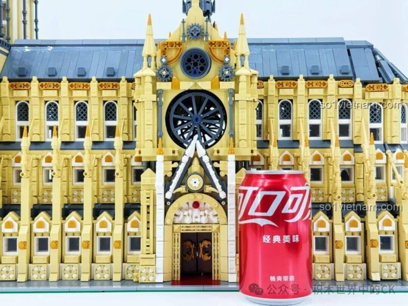 Quá trình lắp ráp mô hình Nhà thờ Đức Bà Paris BAKA 33213, thể hiện các giai đoạn xây dựng chi tiết của công trình kiến trúc