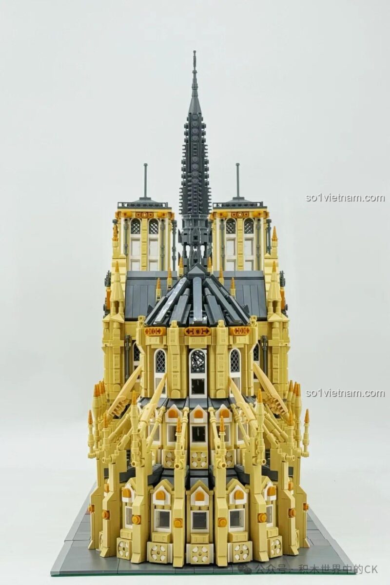 Chiều cao tháp của bộ lắp ghép Nhà thờ Đức Bà Paris BAKA 33213 so với lon nước ngọt, chi tiết tinh xảo