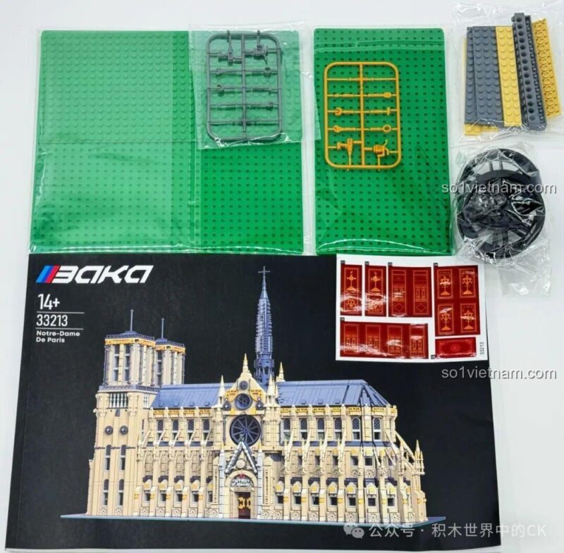 Các túi mảnh ghép của bộ lắp ghép BAKA 33213 Nhà thờ Đức Bà Paris, sẵn sàng cho quá trình xây dựng kiến trúc
