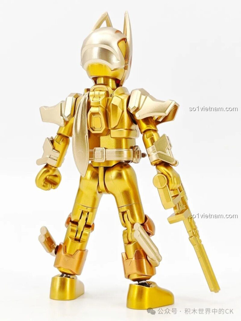 Mặt sau của figure Kamen Rider Geats với các chi tiết cơ khí.