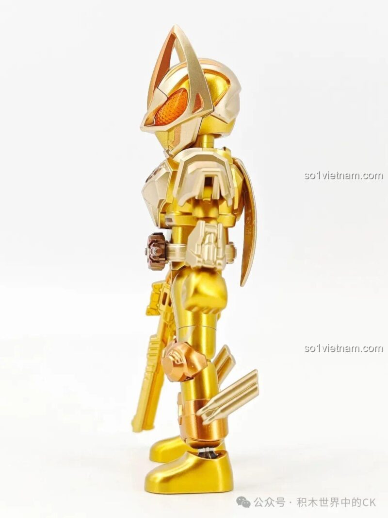 Góc nhìn nghiêng của figure Kamen Rider Geats với súng Magnum Shooter 40X.