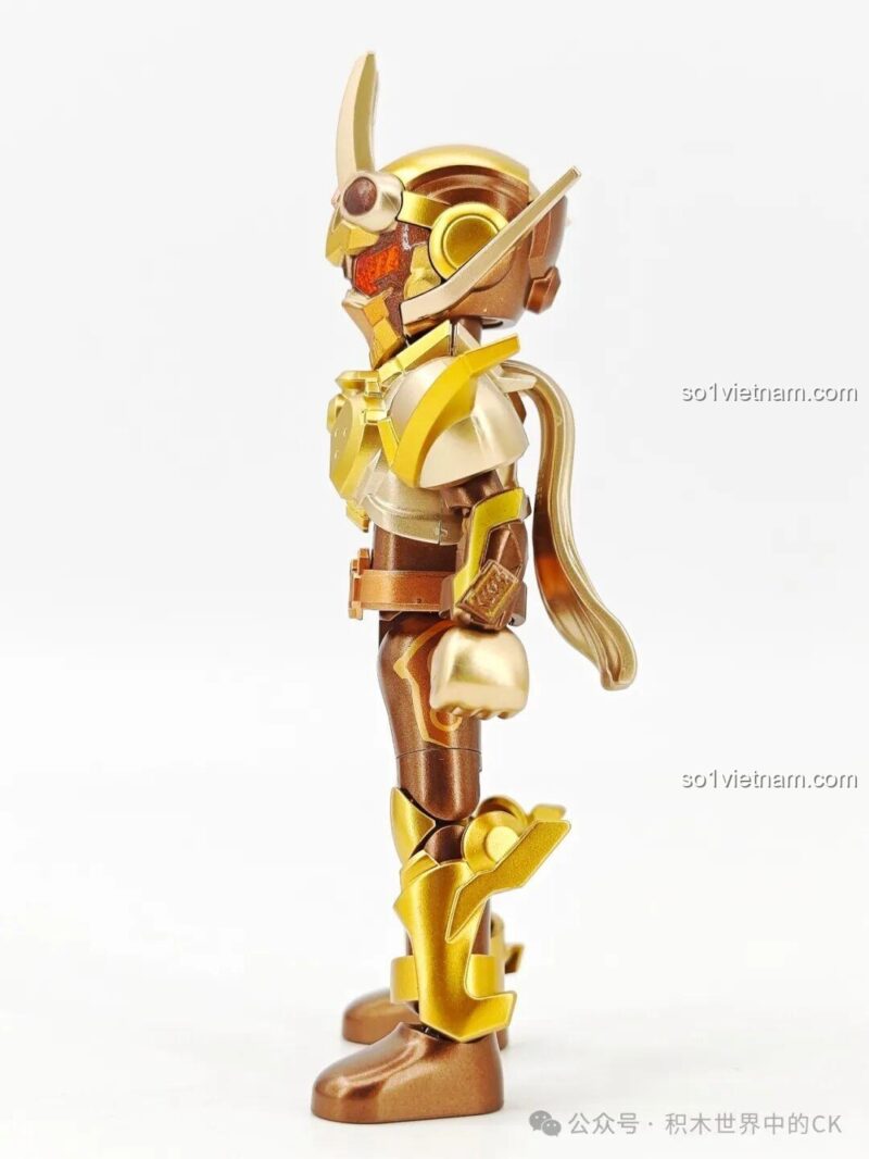 Góc nhìn nghiêng của figure Kamen Rider Gotchard với khăn choàng.