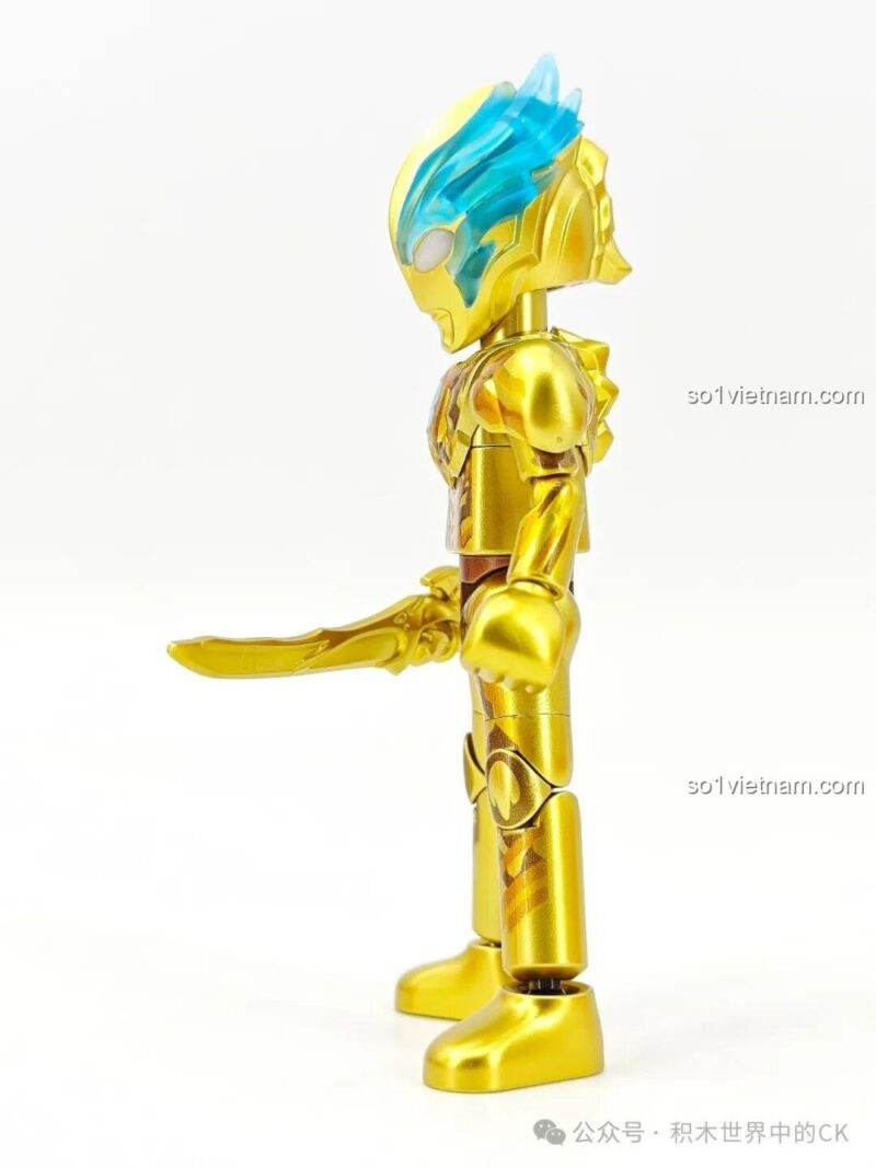 Góc nhìn nghiêng của figure Ultraman Blazar, thể hiện chi tiết bộ giáp.