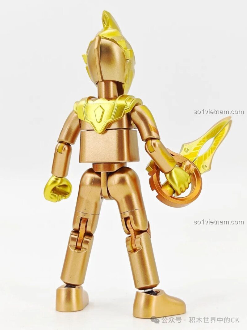 Mặt sau của figure Ultraman Trigger với thiết kế tối giản.