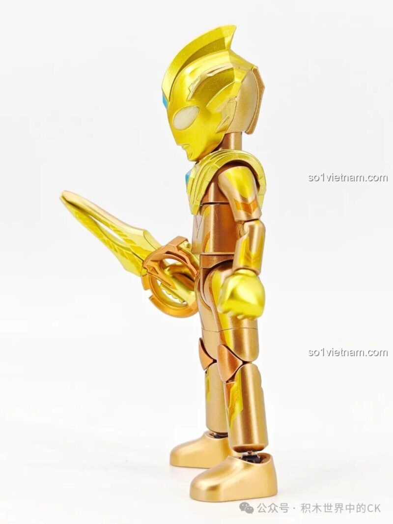 Góc nhìn nghiêng của figure Ultraman Trigger, thể hiện các đường nét sắc sảo.