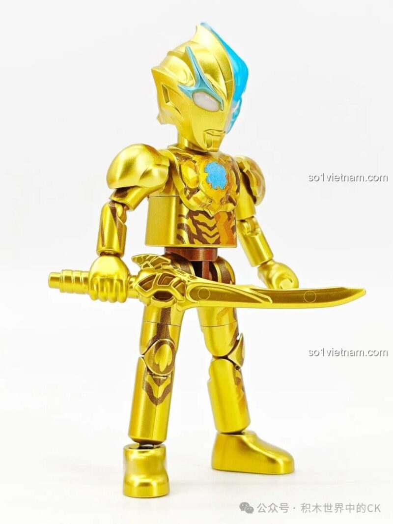 Ultraman Blazar cầm vũ khí, sẵn sàng chiến đấu. Đồ chơi cho bé trai 8 tuổi.