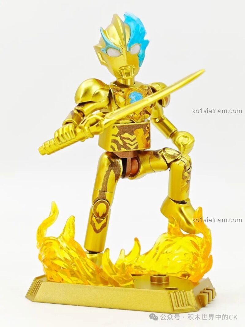 Ultraman Blazar tạo dáng chiến đấu trên đế trưng bày có hiệu ứng lửa.