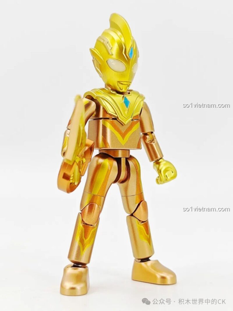 Ultraman Trigger cầm vũ khí Circle Arms đặc trưng. Đồ chơi mô hình giá tốt.