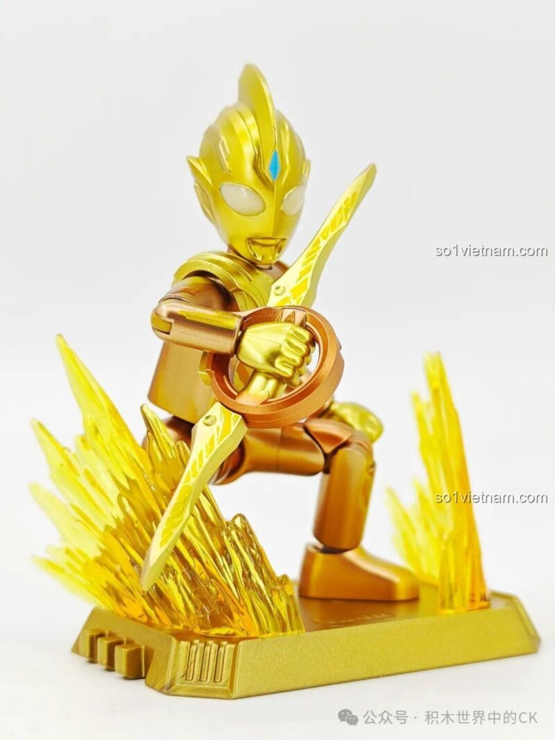Ultraman Trigger tạo dáng dũng mãnh trên đế trưng bày.