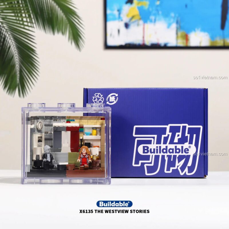 Bộ lắp ghép The Westview Stories X6135 Buildale trong hộp acrylic sang trọng, tái hiện cảnh phim Marvel WandaVision