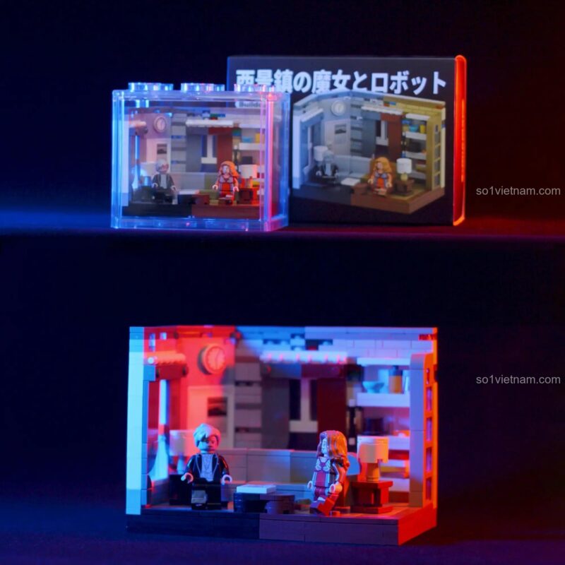 Bộ lắp ghép The Westview Stories X6135 Buildale trong hộp acrylic và hộp giấy, tái hiện cảnh phim Marvel WandaVision