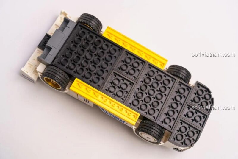 Ảnh review chi tiết cánh gió sau của mô hình CaDA C55029 Xe đua Mazda 787B, thể hiện khả năng điều chỉnh, đồ chơi mô hình chất lượng.