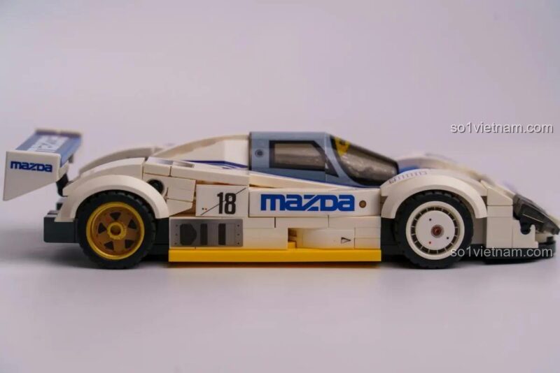 Ảnh review tính năng cửa mở của mô hình CaDA C55029 Xe đua Mazda 787B, cho thấy nội thất buồng lái, đồ chơi lắp ghép phát triển tư duy.