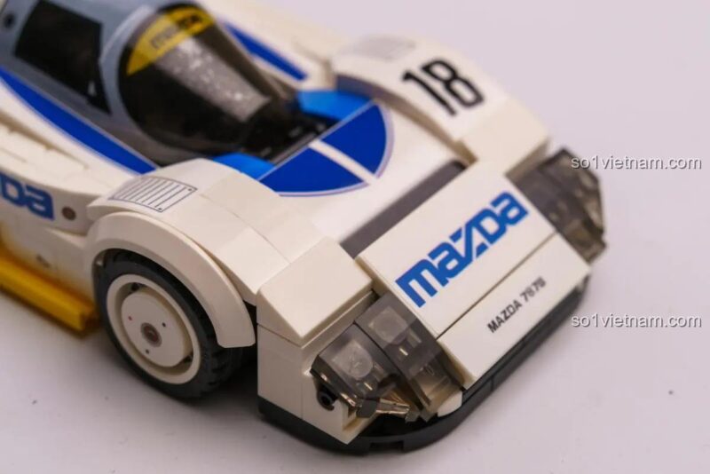Ảnh review chi tiết kính chắn gió của mô hình CaDA C55029 Xe đua Mazda 787B, với decal Mazda trên kính, đồ chơi mô hình chất lượng cao.