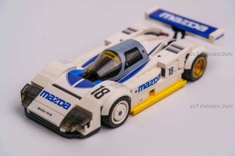 Ảnh review mặt sau của mô hình CaDA C55029 Xe đua Mazda 787B, thể hiện chi tiết cánh gió và đèn hậu, đồ chơi mô hình cho bé trai.