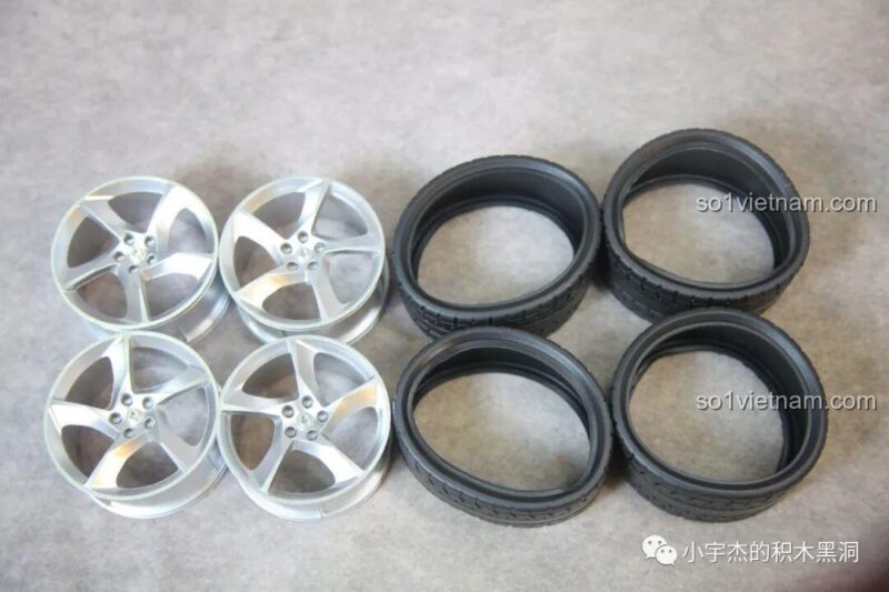 Bộ la-zăng và lốp xe của mô hình Ferrari F40 X001 trước khi lắp.