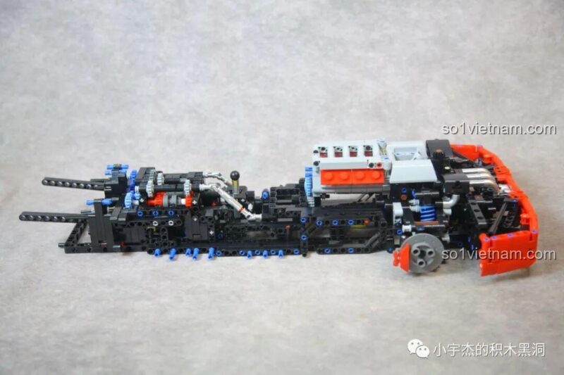 Góc nhìn bên hông của mô hình Ferrari F40, khoe trọn vẹn đường nét thiết kế.