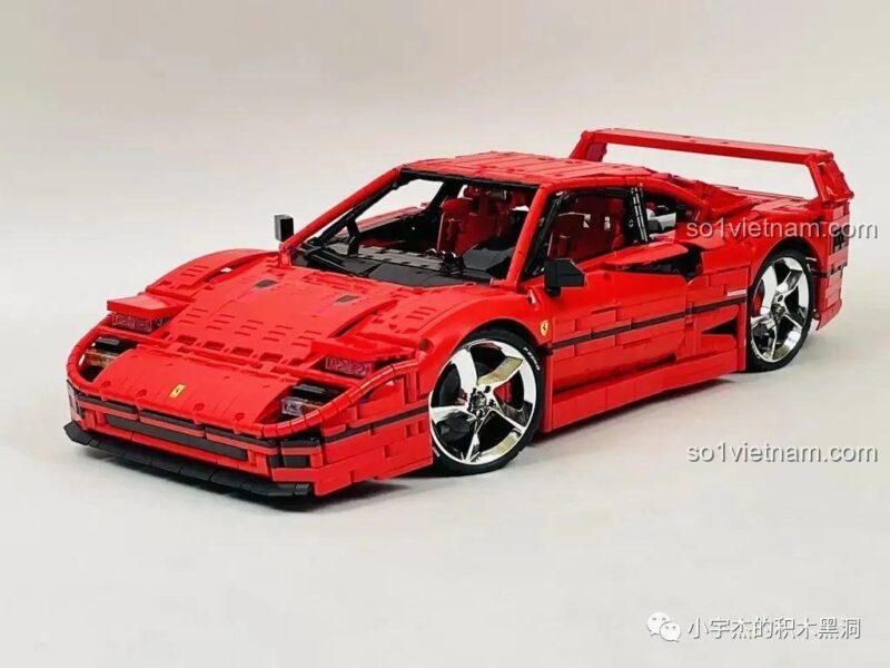 Mô hình Ferrari F40 X001 đã lắp ráp hoàn thiện, màu đỏ rực rỡ, một món đồ chơi lắp ghép ấn tượng.