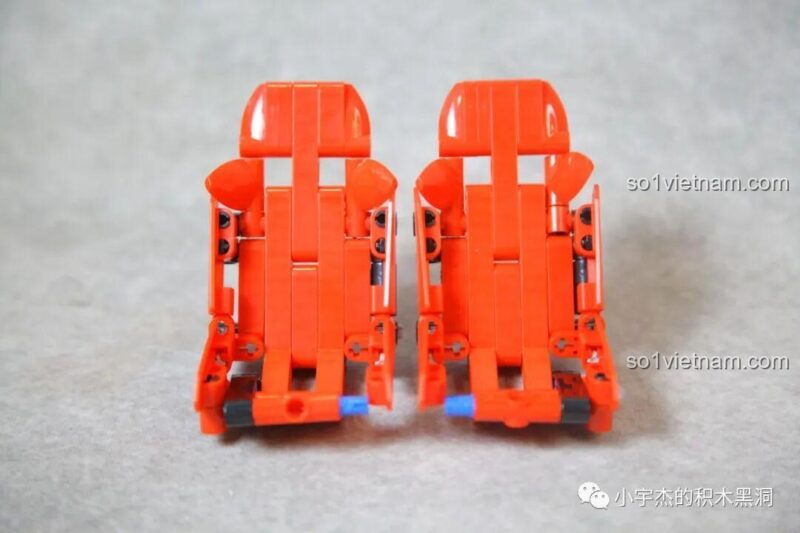 Nắp capo phía trước cũng có thể mở ra, khám phá hệ thống lái.