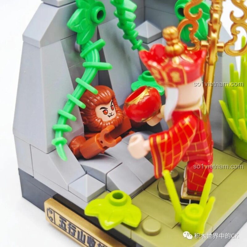 Cận cảnh minifigure Tôn Ngộ Không bị kẹt dưới núi trong bộ đồ chơi Chaoqiqu, biểu cảm sống động.
