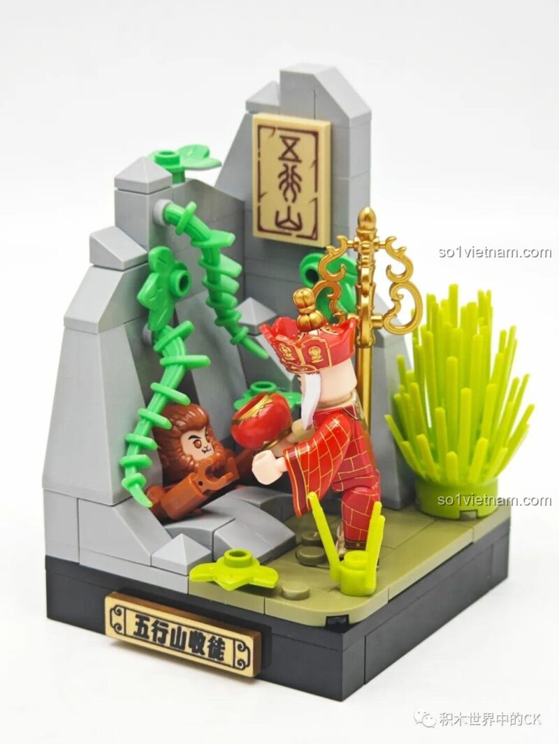 Cận cảnh minifigure Đường Tăng trong bộ lắp ghép Cảnh Đường Tăng thu phục Tôn Ngộ Không, chi tiết in sắc nét.