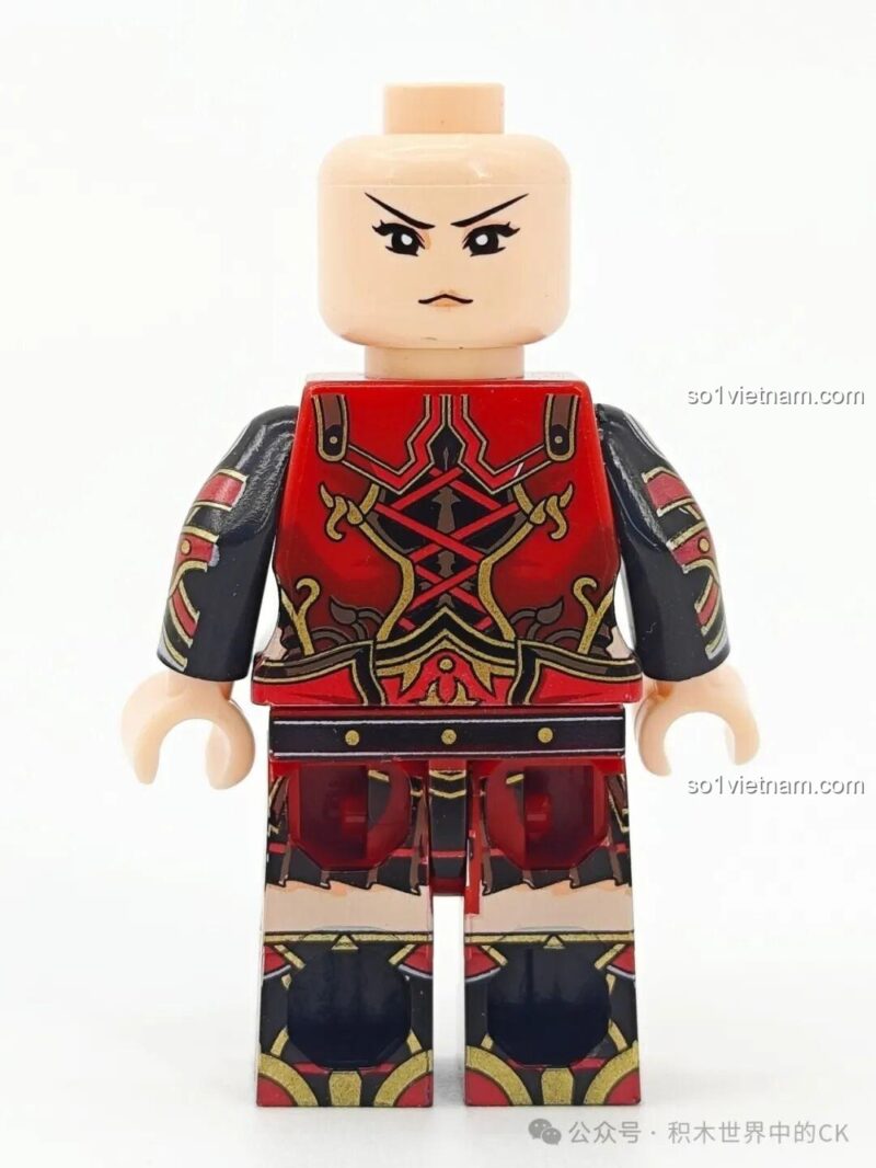 Cận cảnh phần thân của minifigure Trương Tinh Thái Decool 20380, khoe chi tiết in ấn sắc nét trên áo giáp.