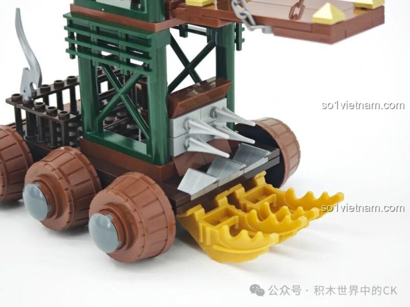 Chi tiết mô hình xe công thành thời Tam Quốc Decool 20610