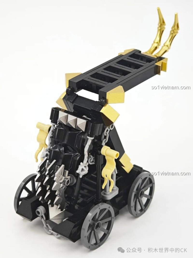 Chi tiết mô hình xe công thành thời Tam Quốc Decool 20610