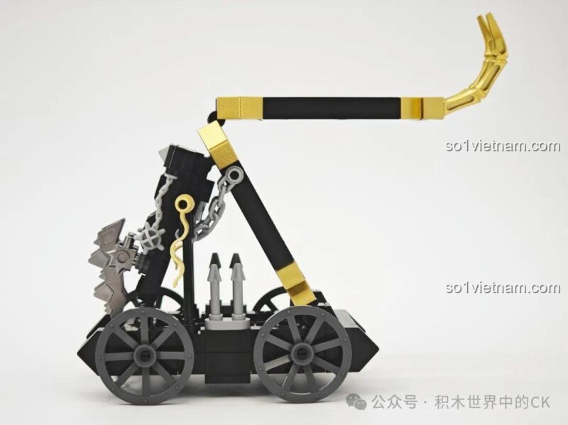 Chi tiết mô hình xe công thành thời Tam Quốc Decool 20610