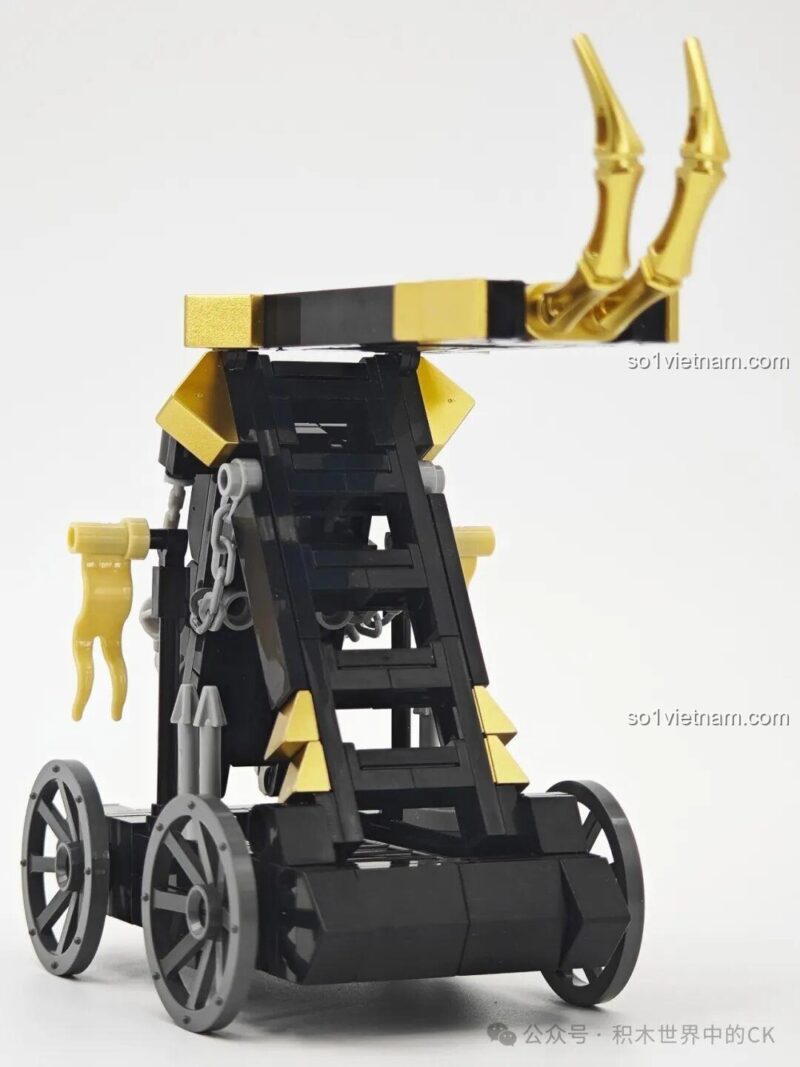 Chi tiết mô hình xe công thành thời Tam Quốc Decool 20610