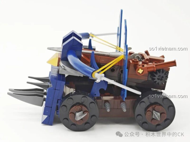 Chi tiết mô hình xe công thành thời Tam Quốc Decool 20610
