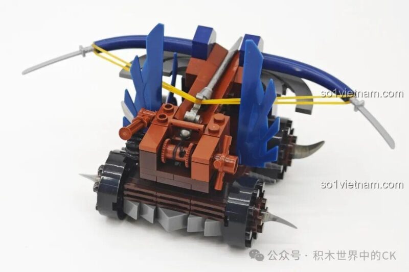 Chi tiết mô hình xe công thành thời Tam Quốc Decool 20610