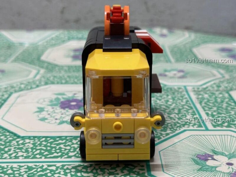 Góc nhìn đẹp của Xe Kéo Lùi Hình Xe Tải Thức Ăn, bộ đồ chơi mô hình DECOOL 22046, mang lại niềm vui cho bé.