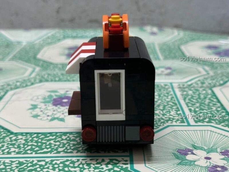 Mô hình bộ lắp ghép 046 Xe Tải Thức Ăn Di Động từ góc nhìn bên cạnh, thể hiện rõ thiết kế cửa hàng và động cơ kéo lùi.