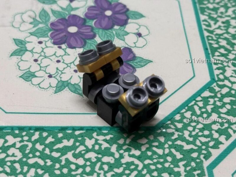 Chi tiết động cơ của xe đua cổ điển mini DECOOL 22052, đồ chơi lắp ráp sáng tạo.