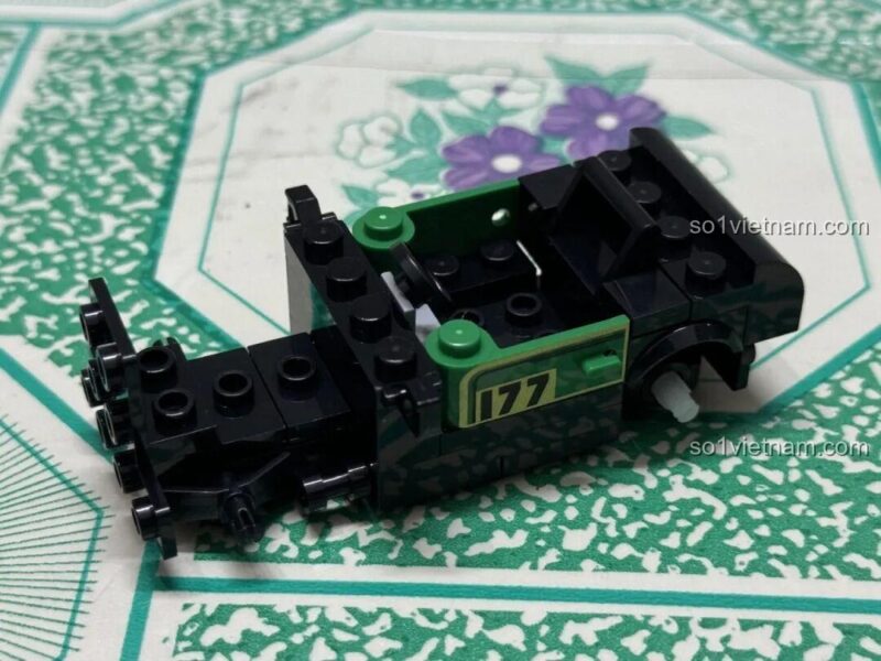 Quá trình lắp ráp bộ đồ chơi DECOOL 22052 Xe Đua Cổ Điển Mini, phát triển kỹ năng cho bé trai.