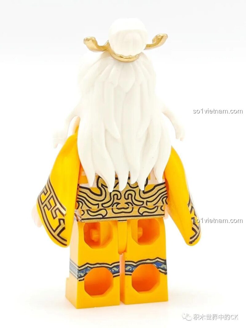 Nhân vật Tôn Ngộ Không với gậy Như Ý và áo vàng trong bộ lắp ghép minifigure Decool Giấc Mộng Tây Du