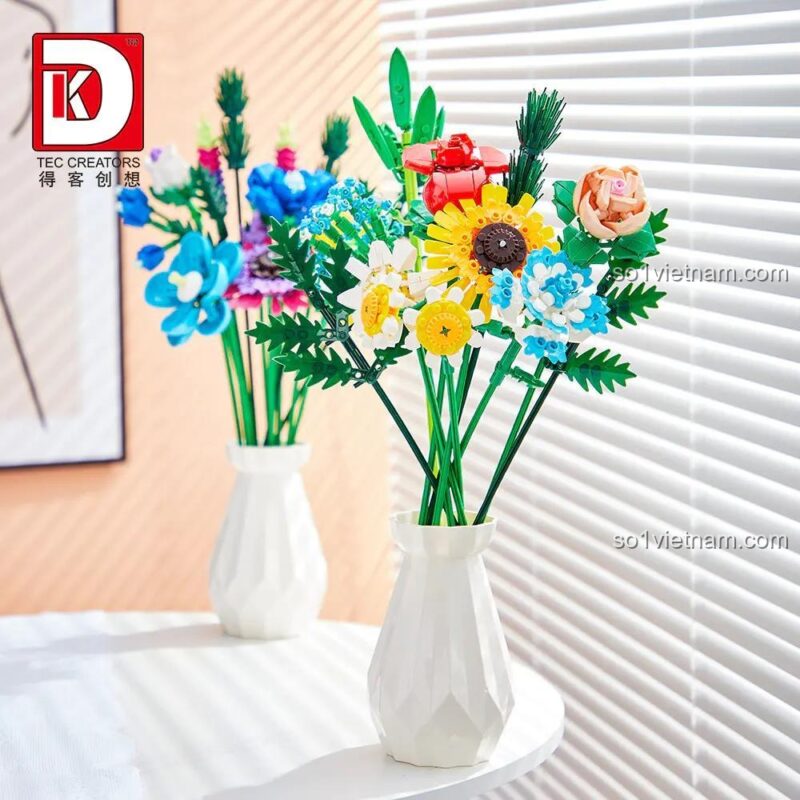 Cận cảnh chi tiết các loại hoa lắp ghép DK 3027 bên cạnh lọ hoa, thể hiện sự tinh xảo và màu sắc rực rỡ, đồ chơi sáng tạo cho bé gái 8 tuổi