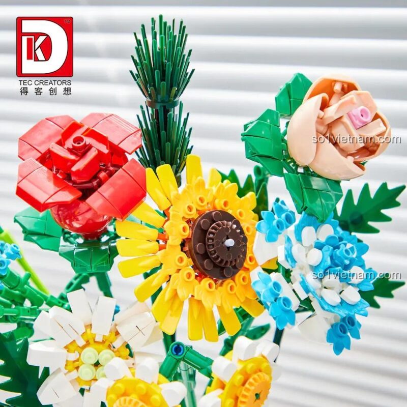 Hai lọ hoa lắp ghép DK 3027 đặt cạnh nhau, thể hiện sự đa dạng và vẻ đẹp của sản phẩm, đồ chơi giáo dục cho bé gái 8 tuổi