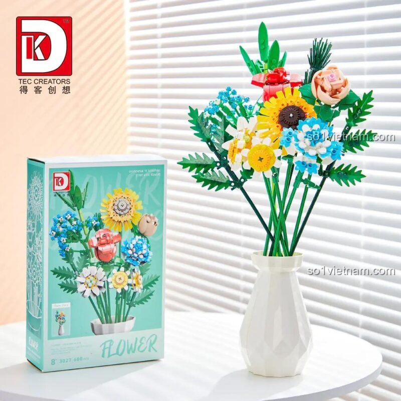 Bó hoa lắp ghép DK 3027 đặt trong lọ hoa trắng bên cạnh hộp sản phẩm, tạo nên không gian trang trí sinh động, đồ chơi giáo dục cho bé gái 8 tuổi