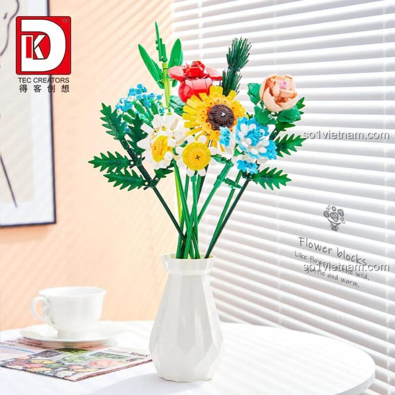 Mô hình bó hoa lắp ghép DK 3027 đặt trong lọ hoa trắng, bên cạnh là ly cà phê và đĩa, tạo không gian thư giãn, đồ chơi sáng tạo cho bé gái 8 tuổi